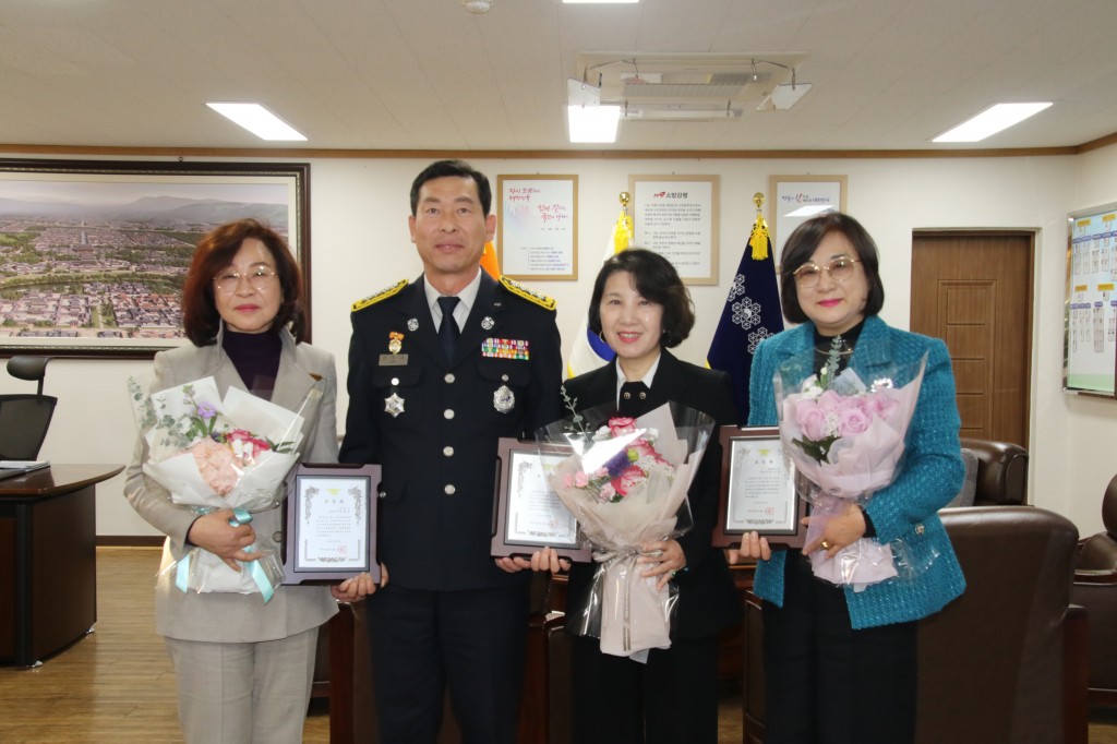 유공 민간인 소방서장 표창패 수여식(왼쪽부터 권철순 씨, 한창완 서장, 박운형 씨, 김애경 씨)