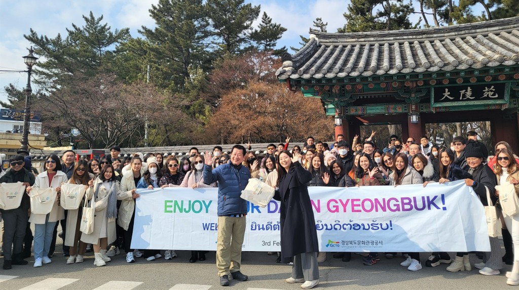 태국 단체관광객들과 공사 임직원이 경주 대릉원에서 기념촬영을 하고 있다 (2)