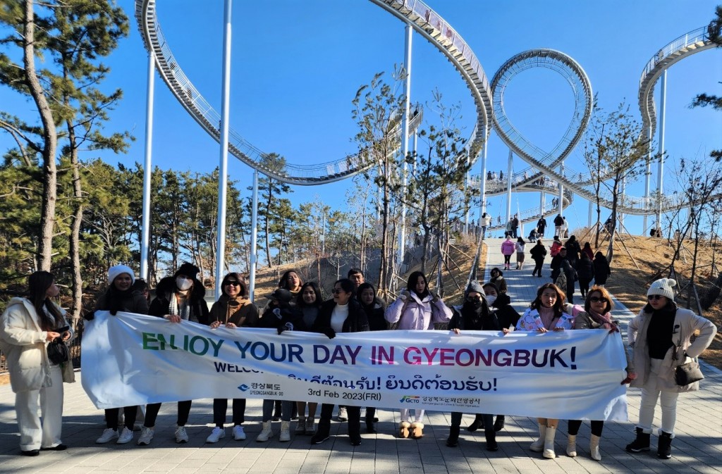 태국 단체관광객들이 포항 스페이스워크에서 기념촬영을 하고 있다.