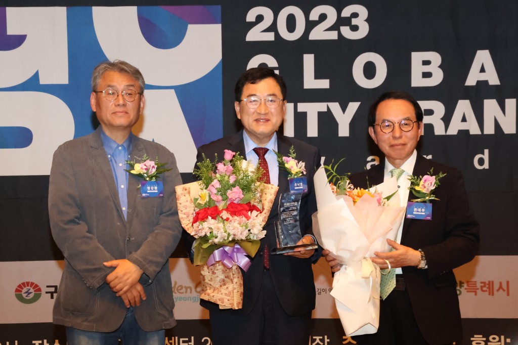 2-1. 주낙영 시장이 19일 서울 한국프레스센터에서 열린 2023 글로벌 도시브랜드 마케팅 대상 시상식에 참석해 수상 후 행사 주최 관계자들과 기념촬영을 하고 있다