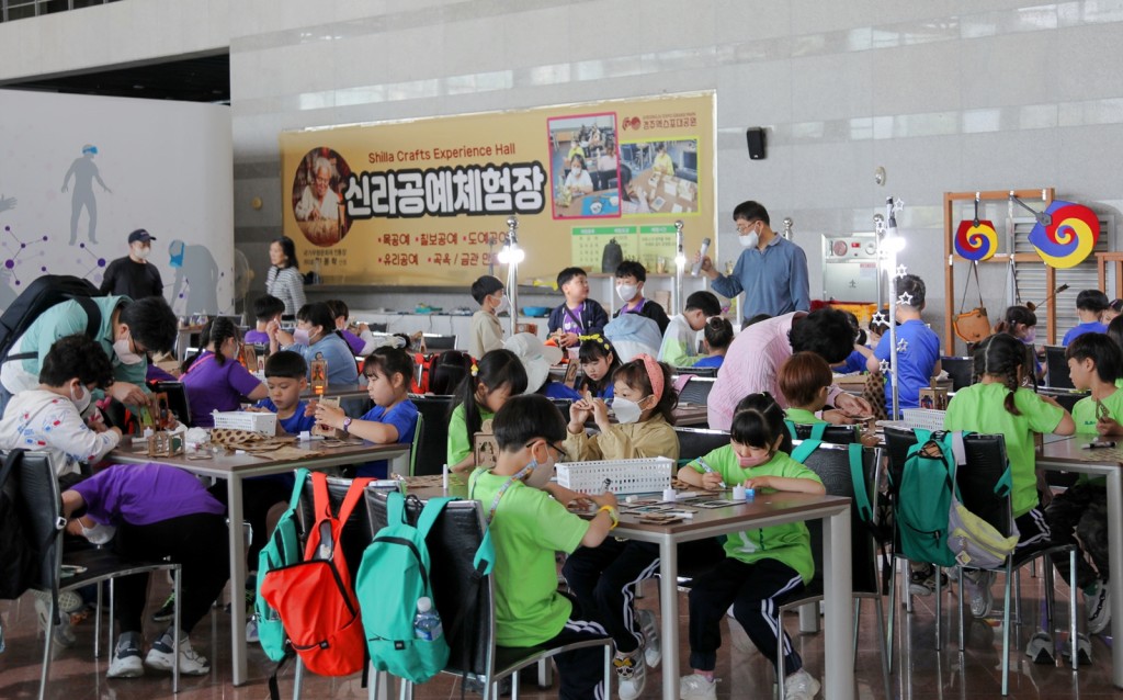 3_경주엑스포대공원문화센터에서 공예체험을 하는 초등학생들의 모습