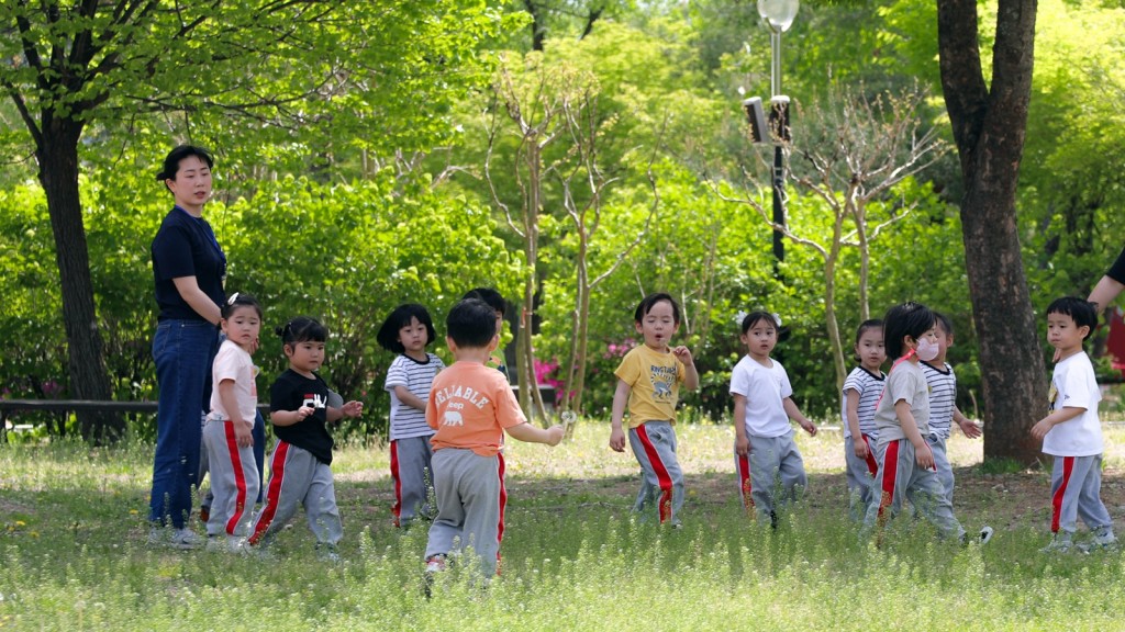 6_경주엑스포대공원 화랑 숲으로 소풍을 온 어린이집 아동들이 선생님과 함께 놀이를 즐기고 있다