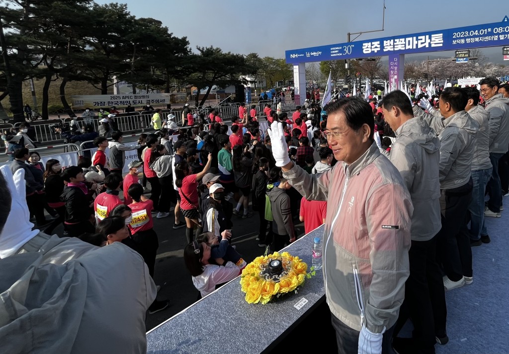 공사 김성조 사장이 마라톤 참가자들을 격려하고 있다