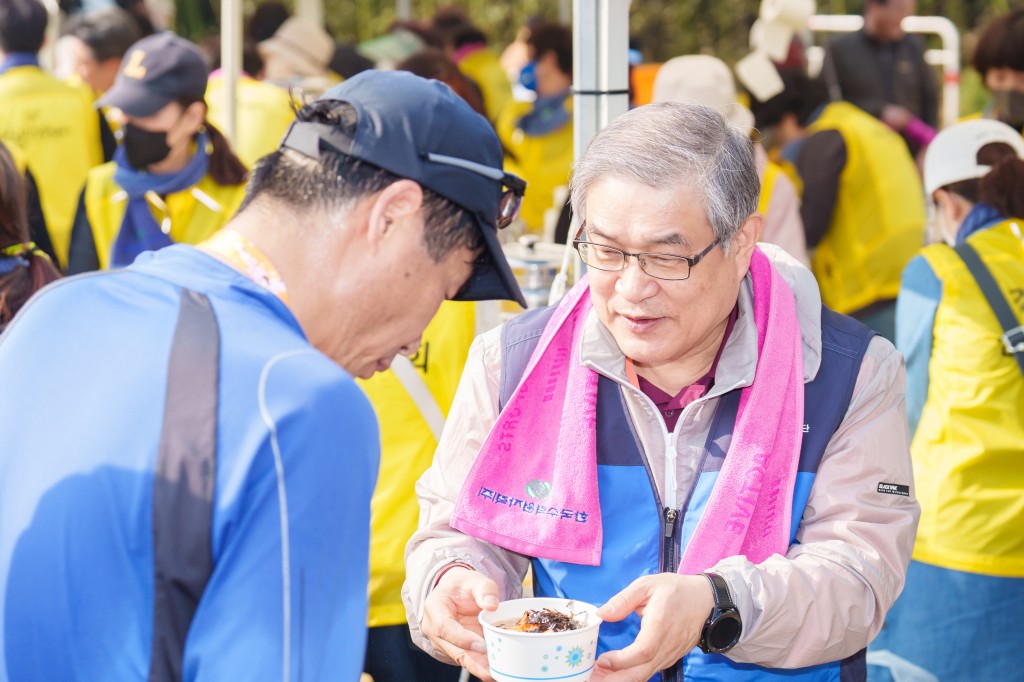 마라톤 참가자에게 국수를 전달하는 월성원자력 김한성 본부장