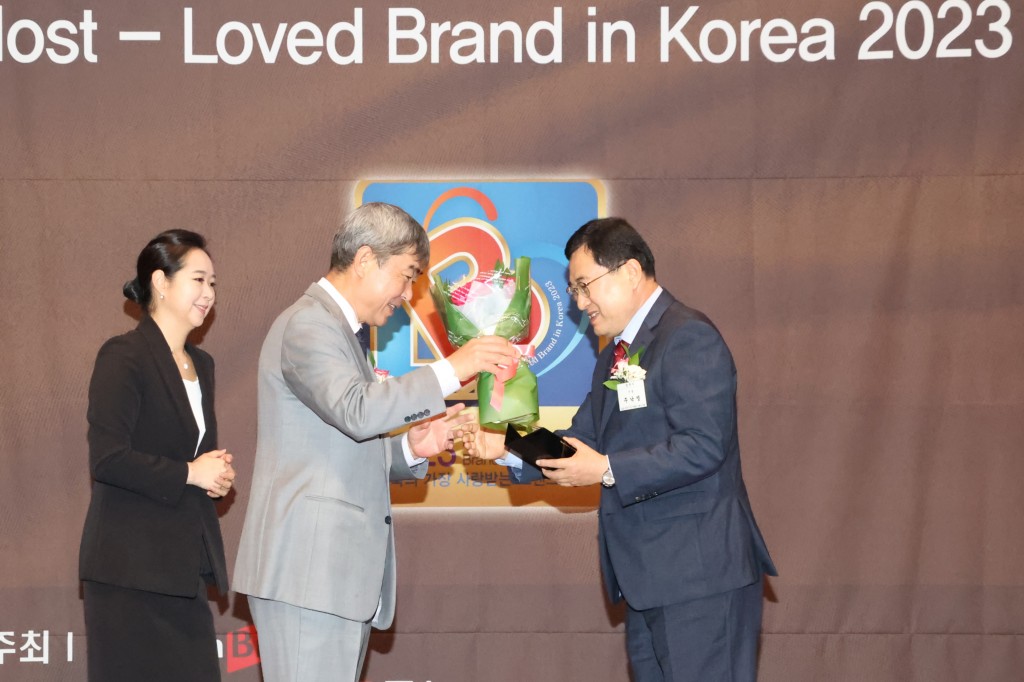 4-3. 주낙영 시장이 24일 서울가든호텔에서 열린 제13회 한국의 가장 사랑받는 브랜드 대상식에 참석해 수상하고 있다
