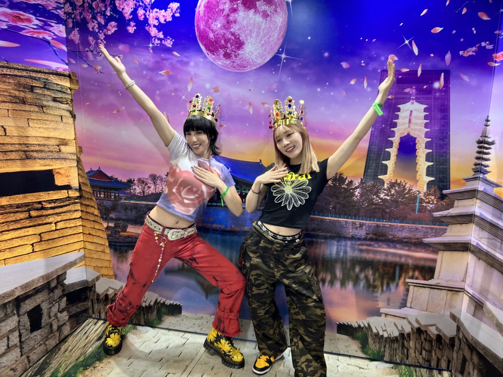 일본 관람객들이 신라왕관을 쓰고 경주엑스포대공원 홍보 포토존을 배경으로 기념사진을 찍고 있다