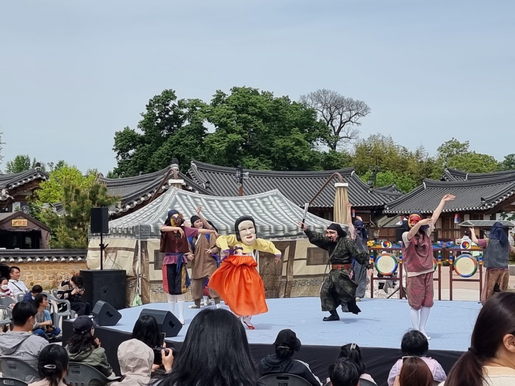 지난 4월 경주 교촌마을 저잣거리에서 열린 신라오기(신라시대 5가지 놀이) 문화공연