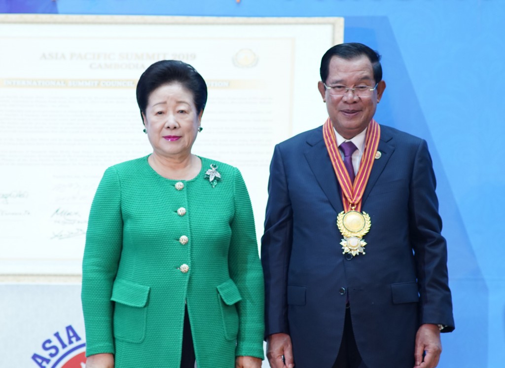 한학자 총재가 훈센 캄보디아 총리에게 굿 거버넌스 상 수여  (2019 아시아·태평양 서밋 개회식)