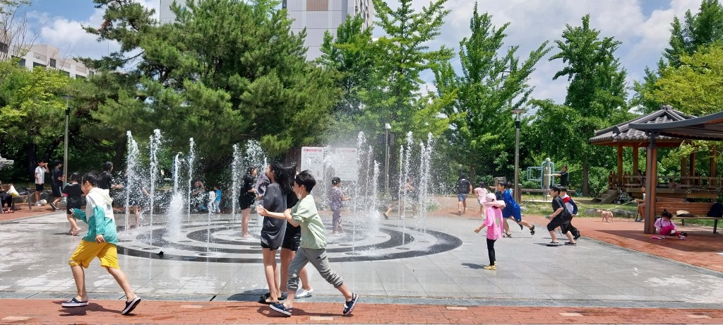 1-2. 지난 3일 개장한 경주시 안강종합운동장 음악분수대에서 아이들이 물놀이을 하며 즐거워하고 있다