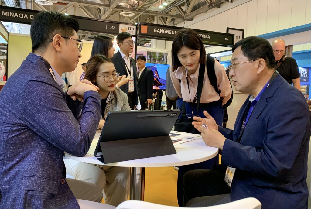1-1. 주낙영 시장이 25일 싱가포르에서 열린 ITB Asia 2023 박람회에 참가해 해외 바이어를 대상으로 홍보 마케팅을 펼치고 있다