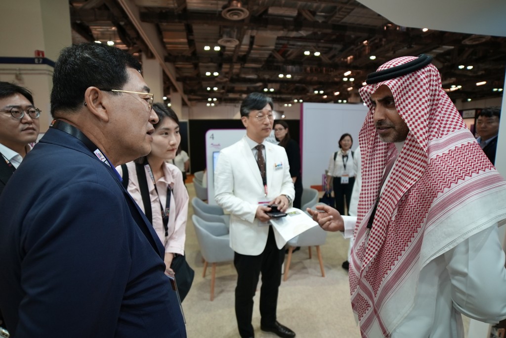 1-3. 주낙영 시장이 25일 싱가포르에서 열린 ITB Asia 2023 박람회 참석해 사우디아라비아 관계자들과 비즈니스 유치상담을 전개하고 있다