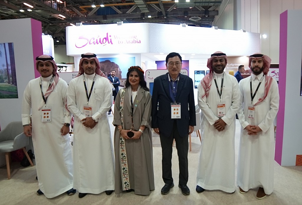1-4. 주낙영 시장과 사우디아라비아 관계자들이 25일부터 싱가포르에서 열리는 ITB Asia 2023 박람회에 참가해 기념촬영을 하고 있다