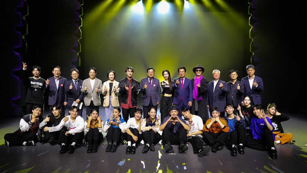 7_(사진)더 쇼! 신라하다 개막공연후 내빈들과 배우들이 기념사진을 찍고 있다