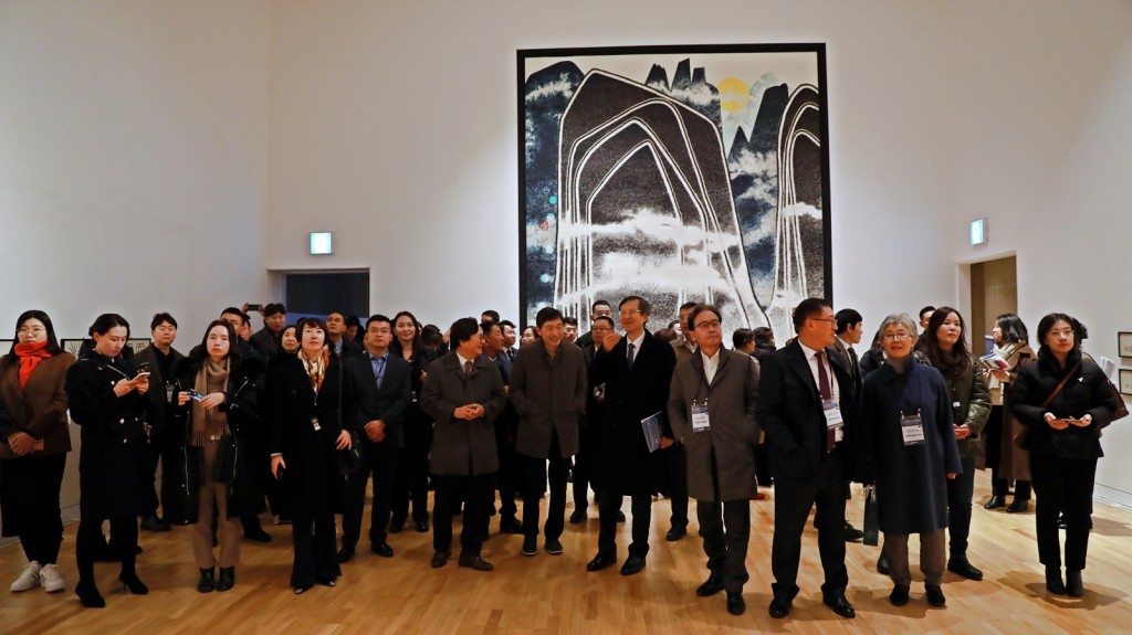 경주엑스포대공원을 찾은 동북아자치단체연합 참가자들이 솔거미술관을 관람하고 있다